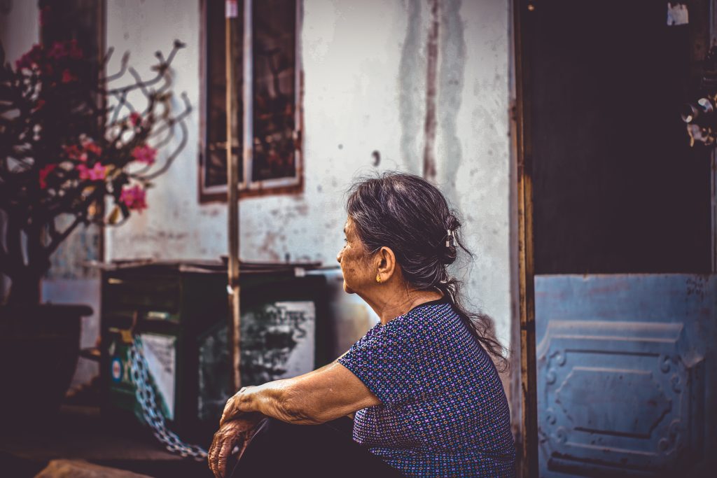 Mujer adulta mayor disfrutando de la vida y observando el mundo