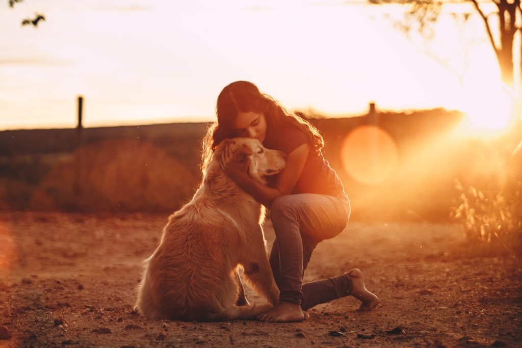 Una dueña abraza amorosamente a su fiel mascota de apoyo emocional, demostrando el fuerte vínculo que comparten en su hogar.