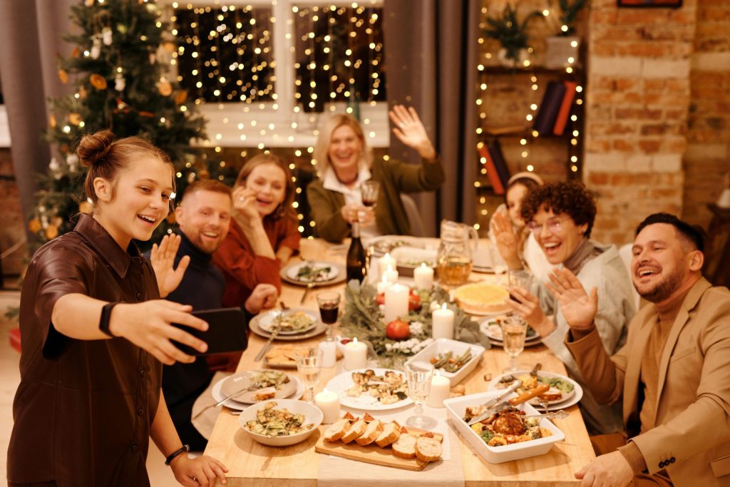 Familia con emociones en navidad feliz y sonriente celebrando la Navidad