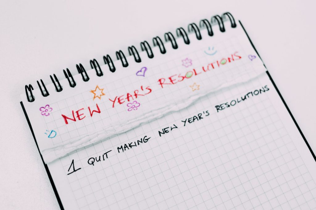 Una imagen de un cuaderno con metas escritas, representando la planificación para el Año Nuevo