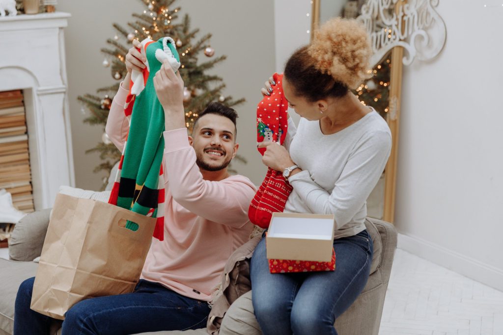 Una pareja feliz disfrutando de la Navidad y que puede fortalecer la relación de pareja en medio de las festividades navideñas