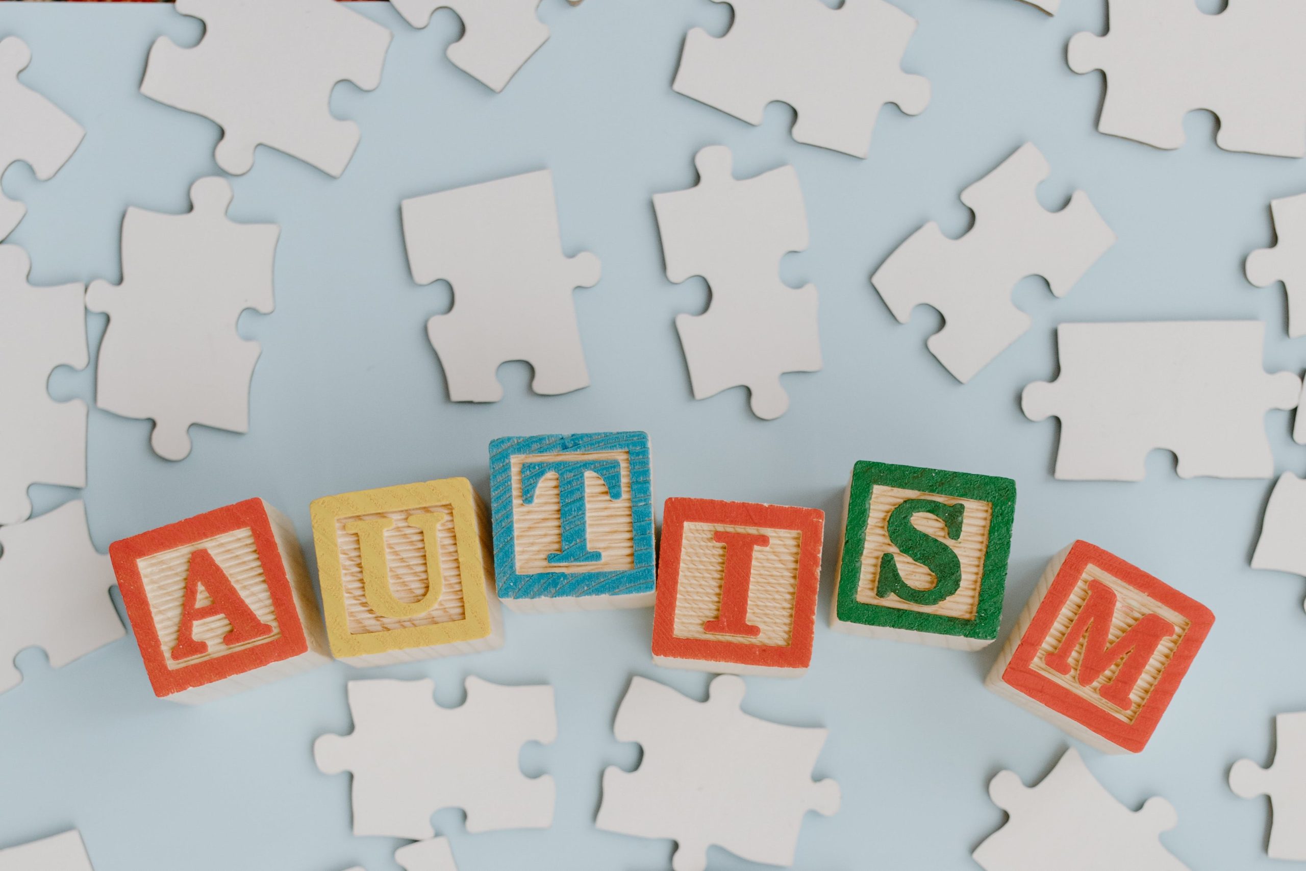 la palabra autismo como un rompecabezas al ser parte del día de concienciación