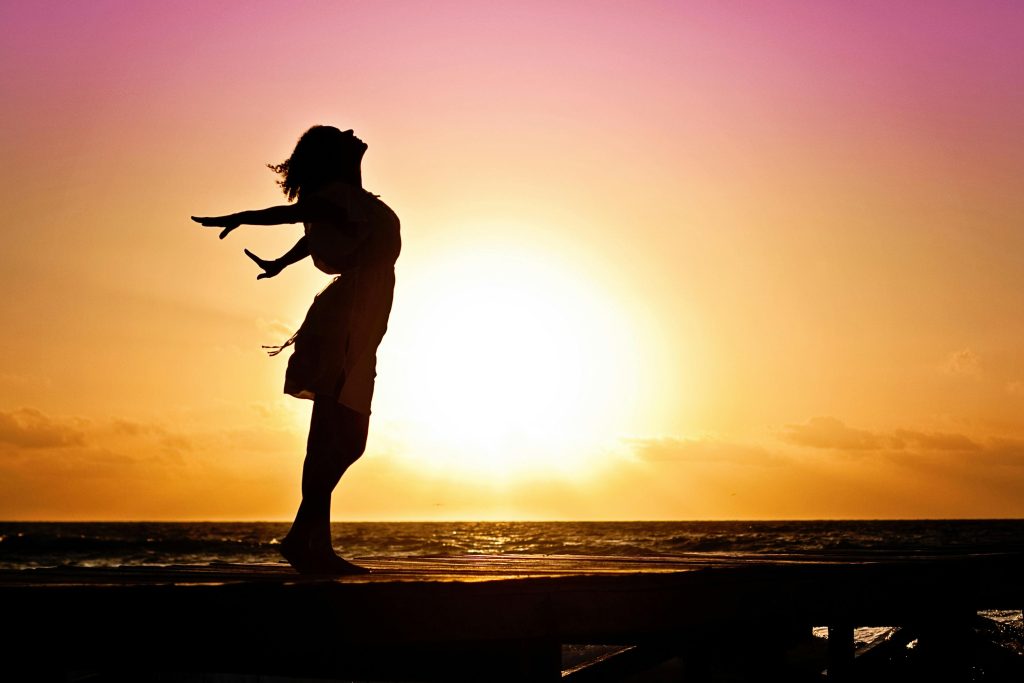 Mujer feliz en fondo de naturaleza desarrollo personal