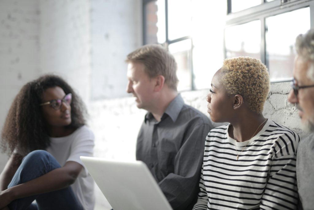 personas con comunicación asertiva